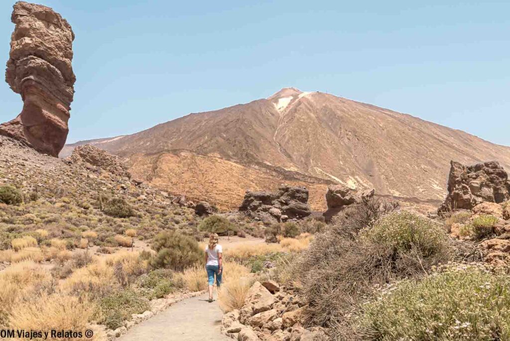 Foto mía caminando entre los Roques de García, con el Roque Cinchado y el volcán Teide al fondo, en Tenerife
