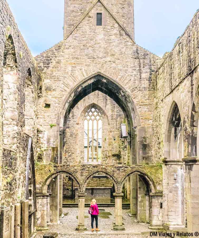 Una servidora en el interior de las ruinas de Sligo Abbey en Irlanda