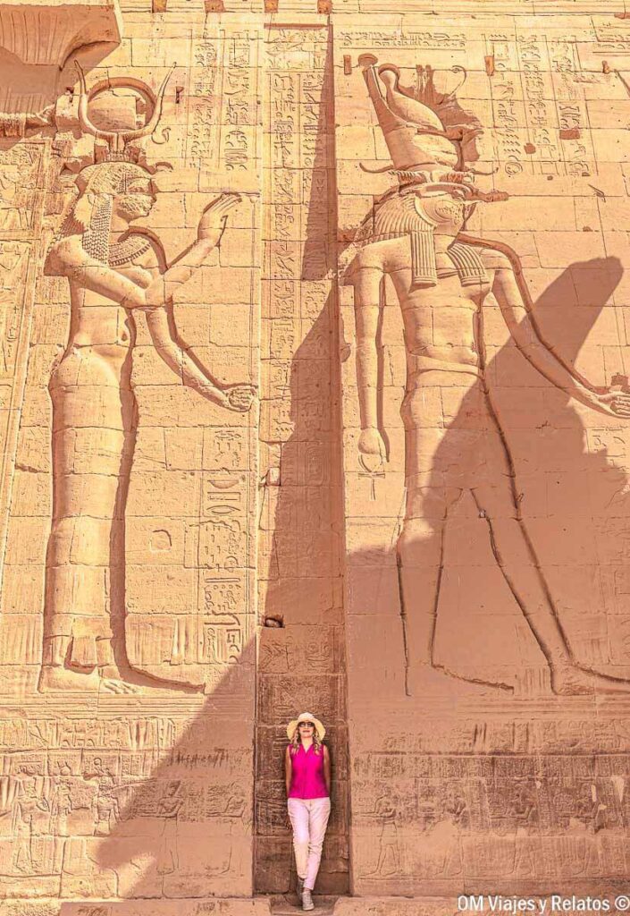Foto mía frente a los relieves del templo de Philae, uno de los lugares que ver en Aswan
