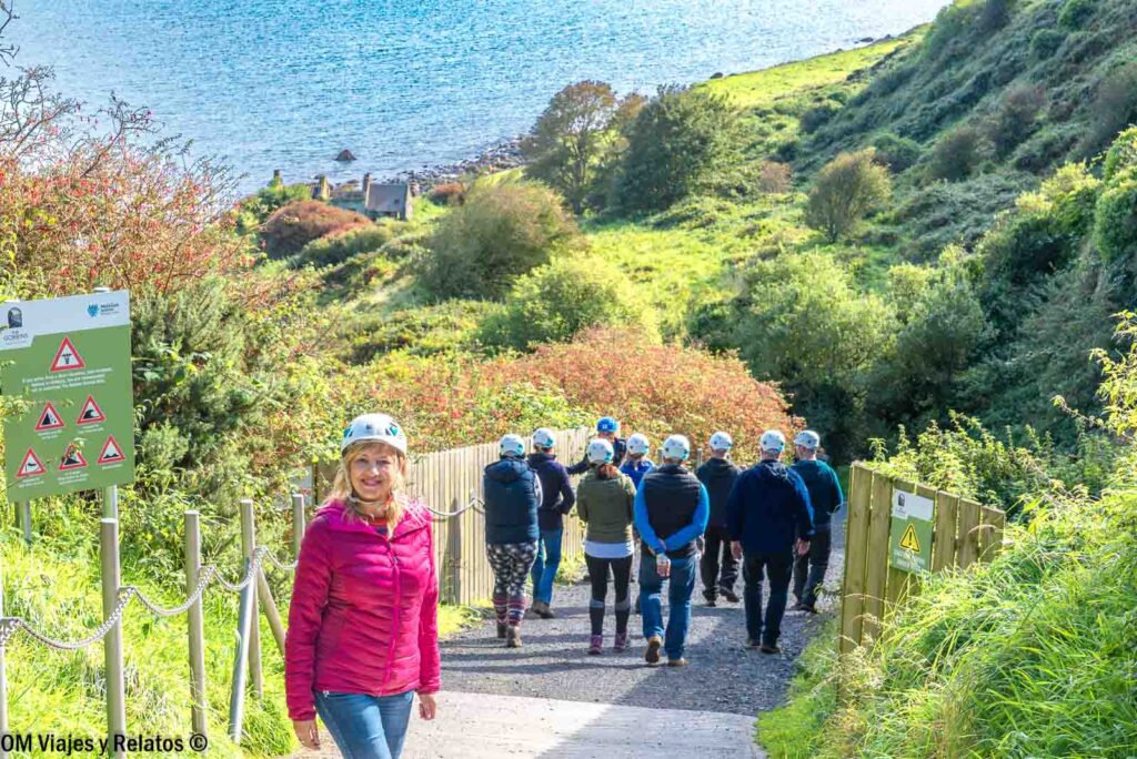 Foto mía durante la visita guiada a The Gobbins en nuestra ruta por Irlanda en 7 días