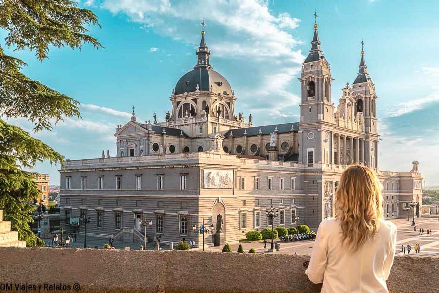 Foto mía contemplando la Catedral de la Almudena de Madrid desde un mirador, durante nuestra ruta por la capital