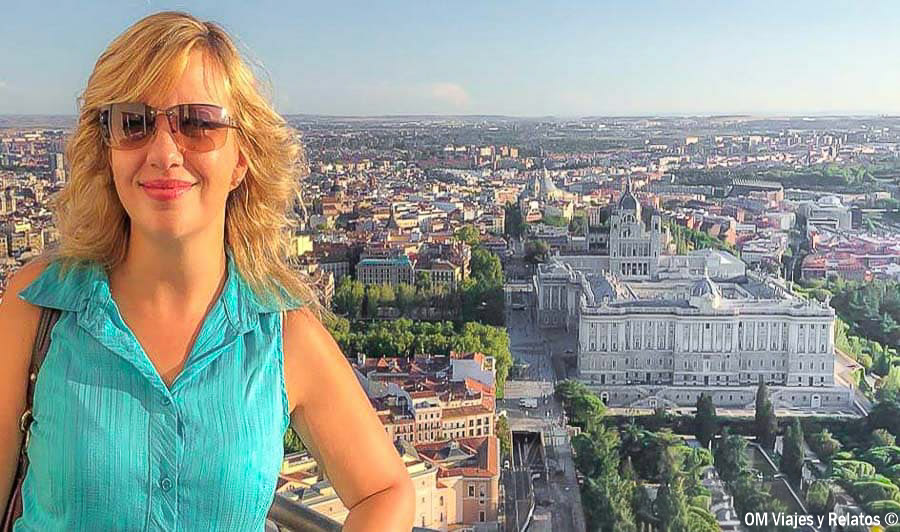 Foto mía disfrutando de las vistas panorámicas de Madrid, con el Palacio Real y la Catedral de la Almudena al fondo
