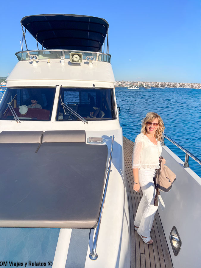 Foto mía a bordo de un yate de lujo durante nuestra travesía por el Bósforo, con vistas a Estambul