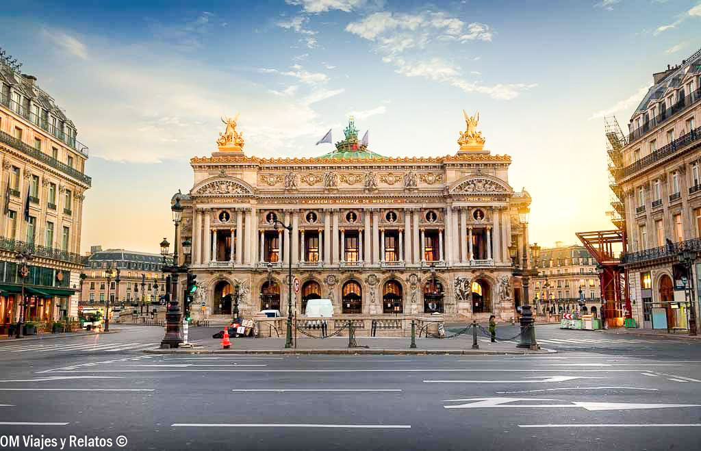 Fachada principal de la Ópera Garnier de París al atardecer, con sus columnas monumentales y esculturas doradas