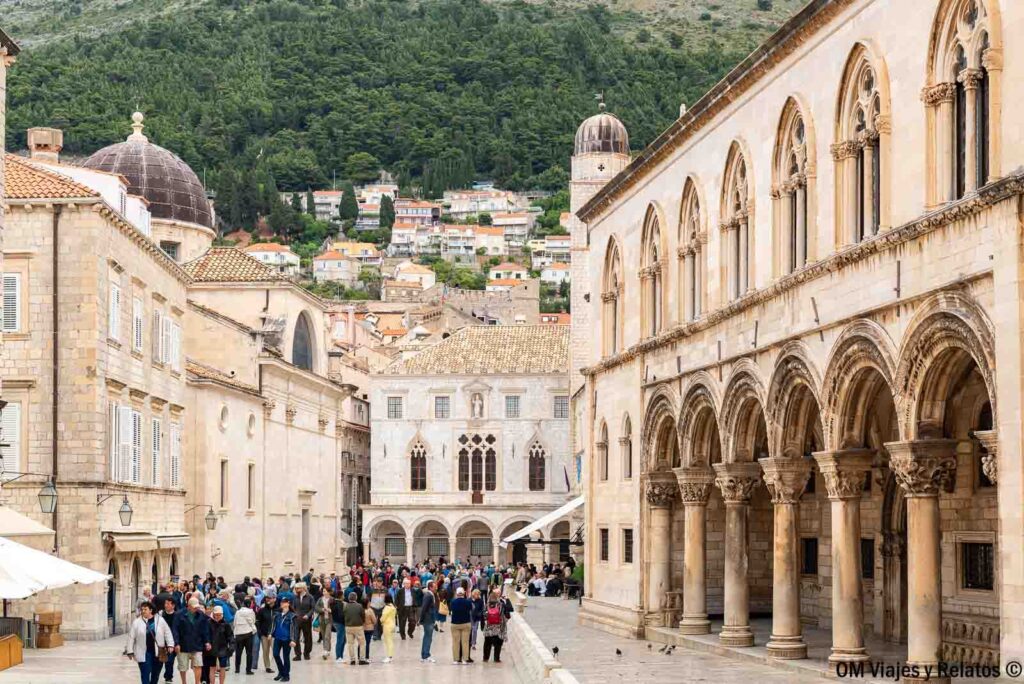 Palacio del Rector de Dubrovnik y su galería de arcos en el centro histórico