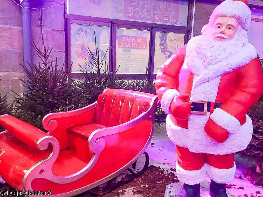 Papá Noel junto a su trineo en Carcassonne en Navidad