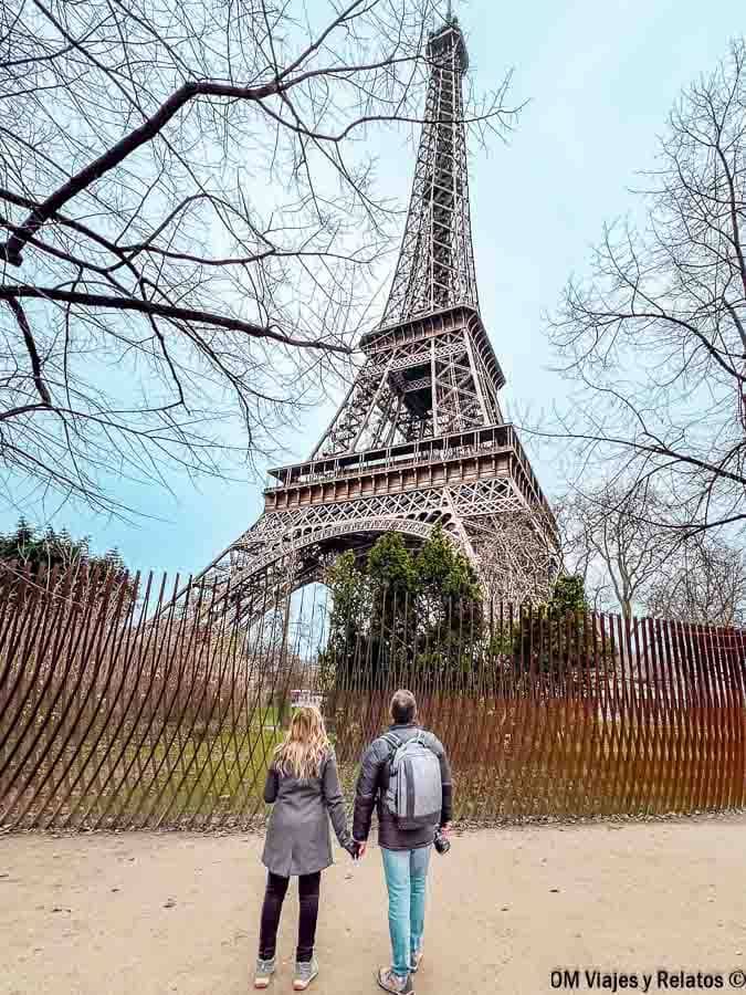Foto mía y JC de la mano frente a la Torre Eiffel durante su ruta por París en 3 días