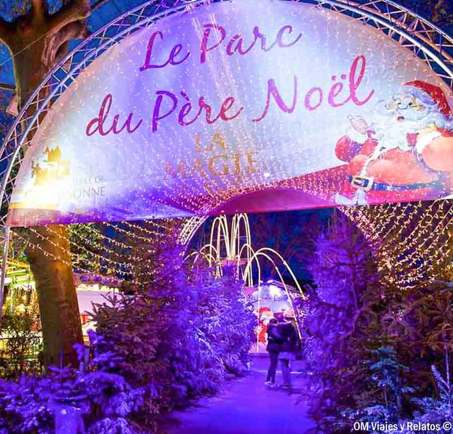 Entrada al Parc du Père Noël de Carcassonne en Navidad con iluminación navideña