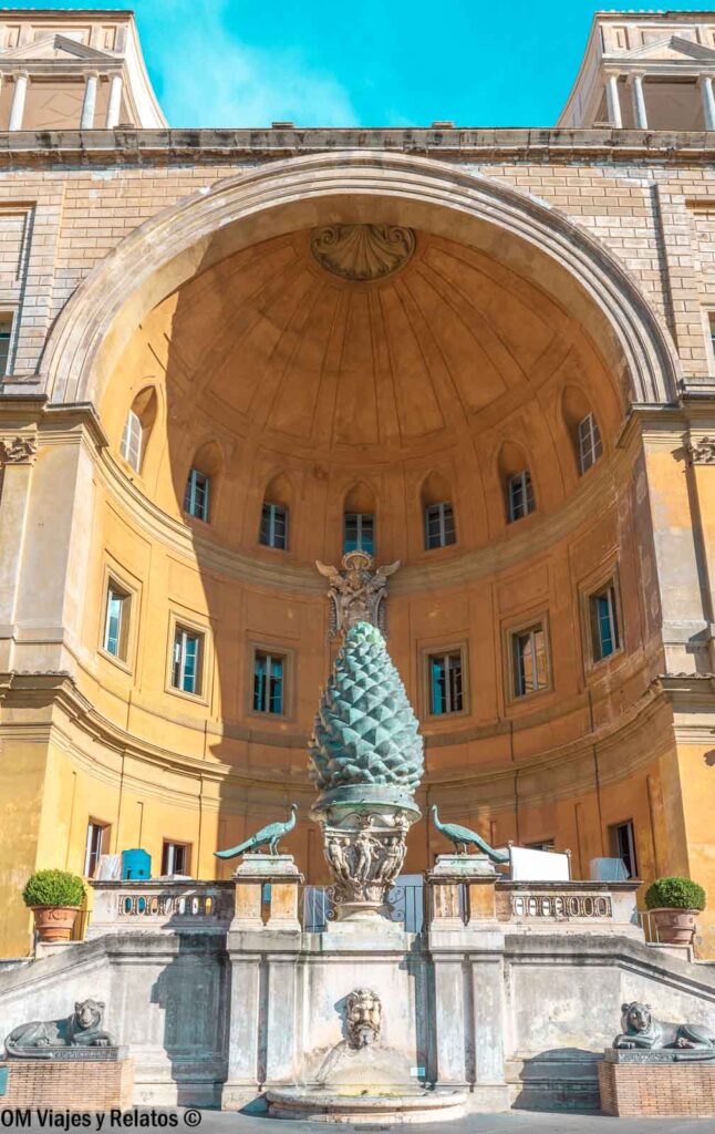 Gran piña de bronce flanqueada por pavos reales en el Patio de la Piña de los Museos Vaticanos de Roma