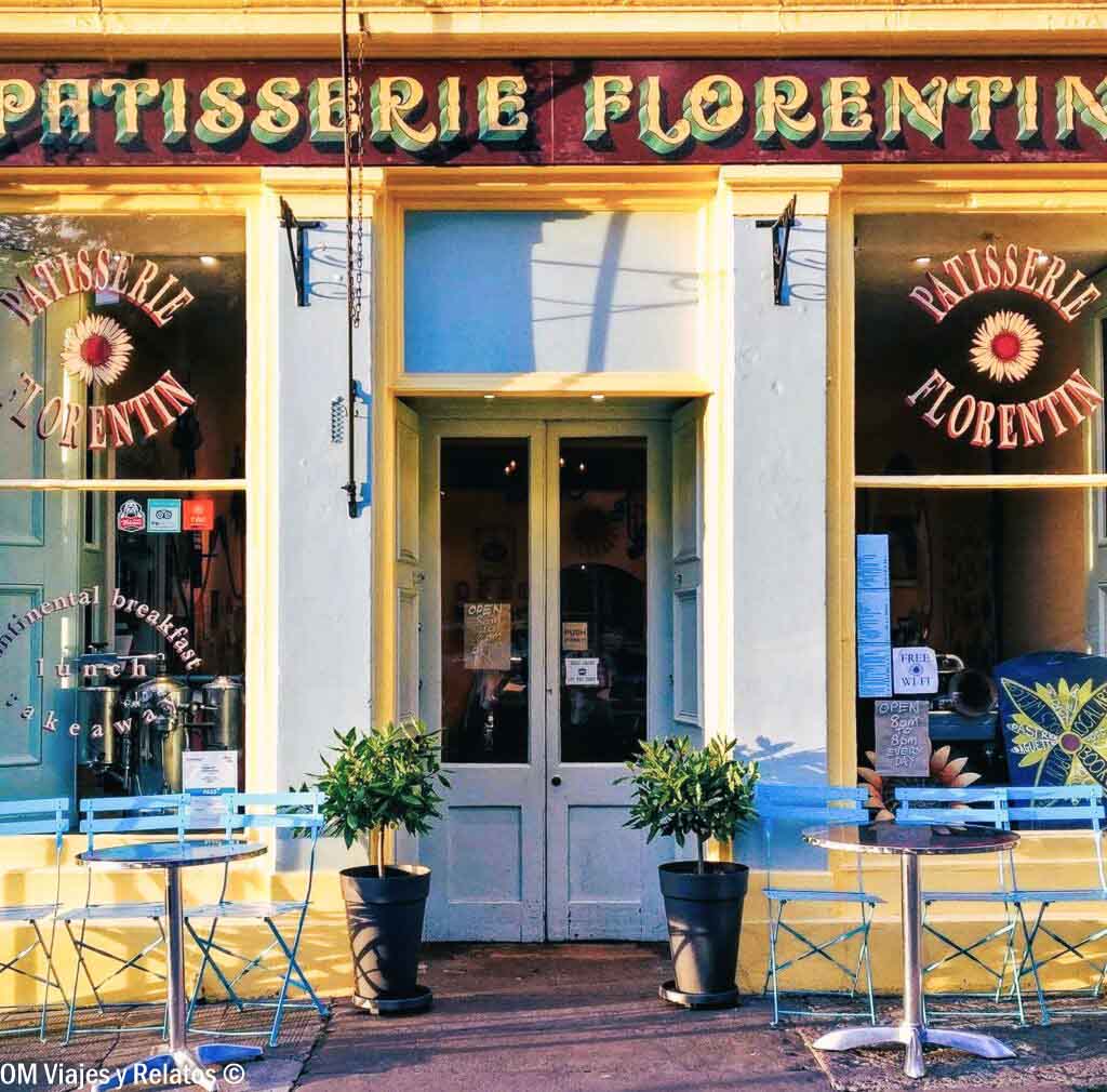 Fachada de Patisserie Florentin en Edimburgo, con mesas en la terraza