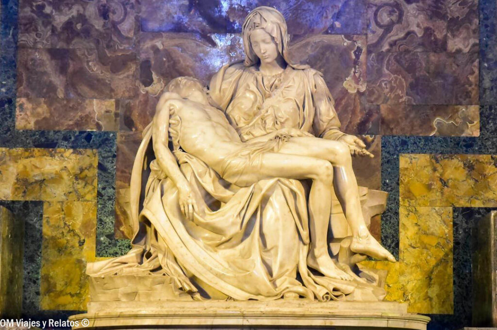 La Piedad de Miguel Ángel, escultura de mármol de la Virgen María sosteniendo el cuerpo de Jesús en la Basílica de San Pedro del Vaticano