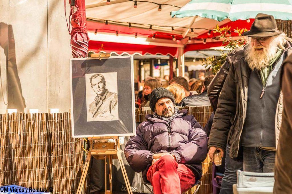 Pintores y retratistas en la Place du Tertre de Montmartre, uno de los barrios más bohemios de París