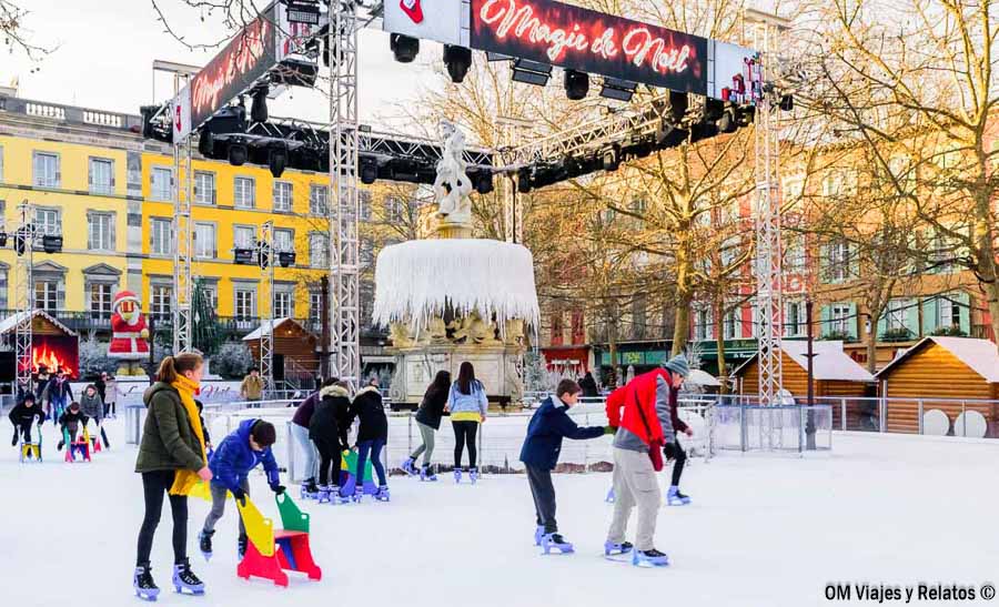 Pista de hielo de la Place Carnot en Carcassonne en Navidad