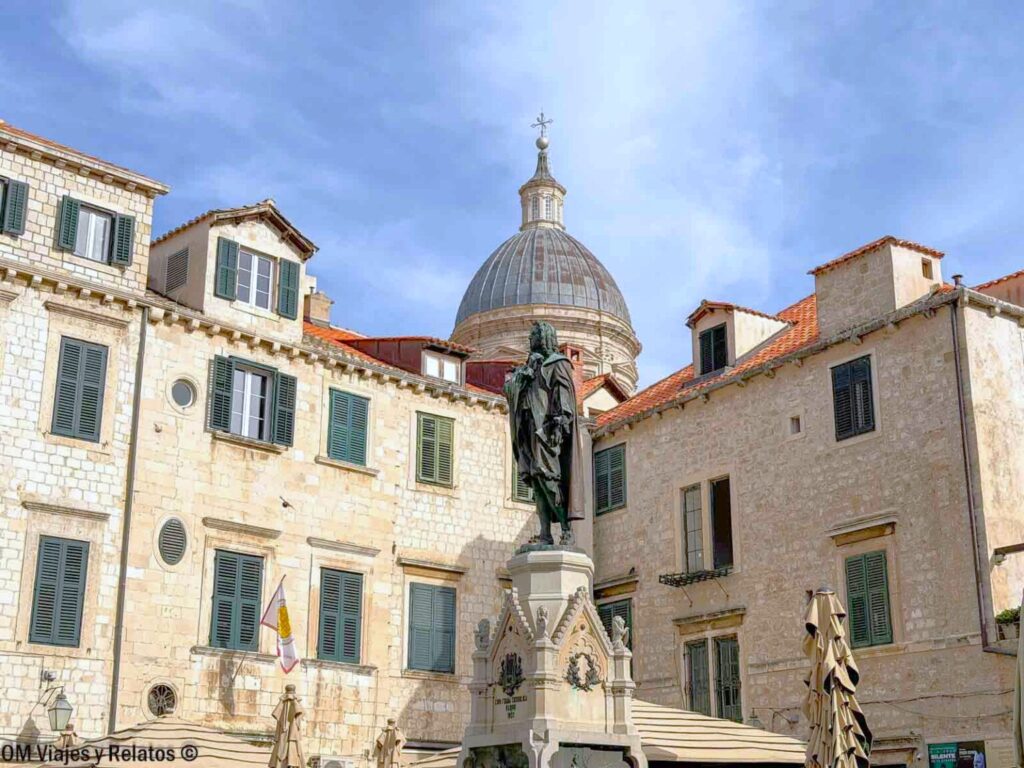 Plaza de Gundulić con la cúpula de la Catedral de Dubrovnik
