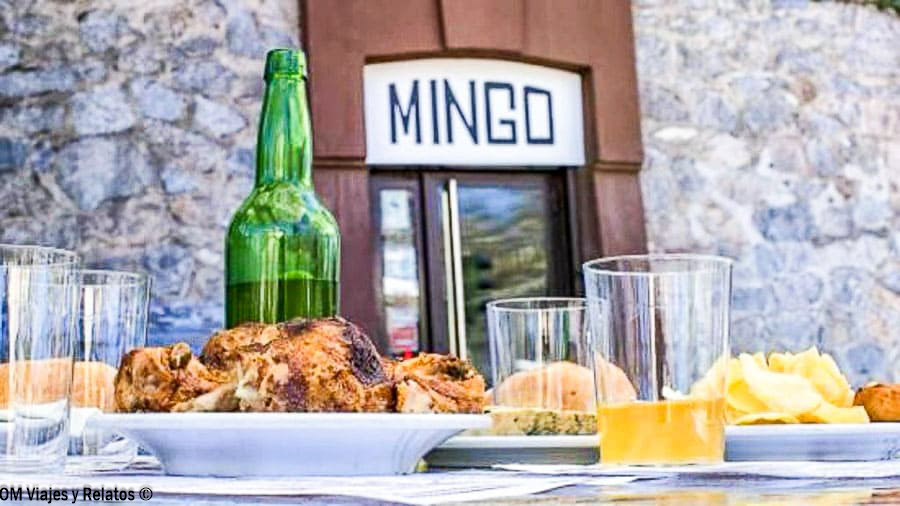 Pollo asado acompañado de sidra y patatas fritas en Casa Mingo, uno de los restaurantes tradicionales de Madrid