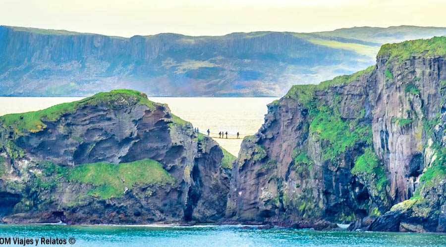 Puente colgante de Carrick-a-Rede entre los acantilados durante nuestra ruta por Irlanda en 7 días