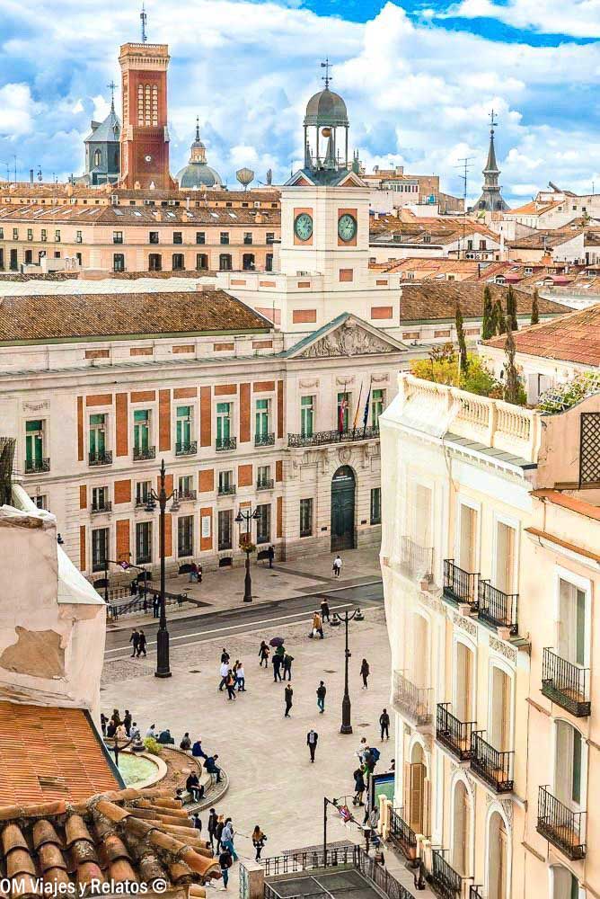 Vista panorámica de la Puerta del Sol de Madrid, con la Real Casa de Correos y su famoso reloj