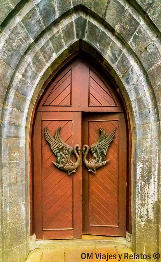 Puerta de la iglesia de Drumcliff decorada con cisnes en Irlanda