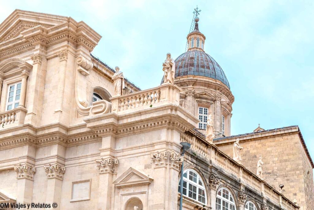 Catedral de la Asunción de Dubrovnik con su cúpula barroca en el casco histórico