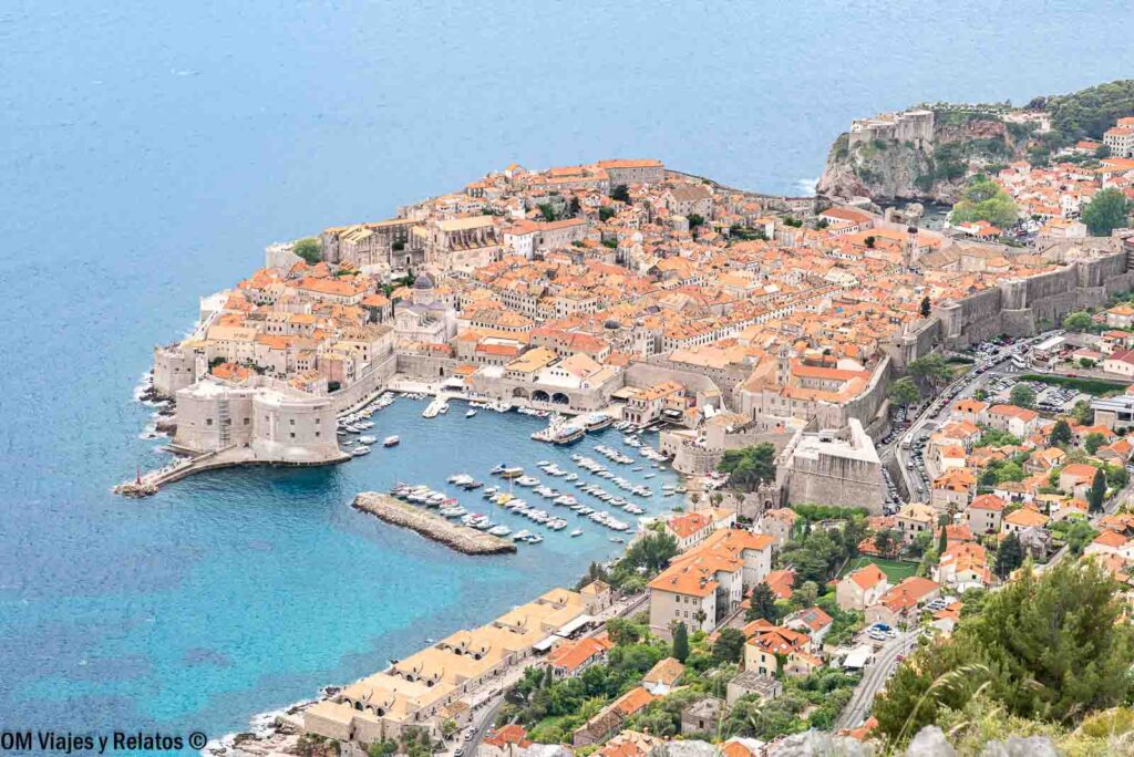 Vista panorámica del casco histórico amurallado de Dubrovnik y su Puerto Viejo