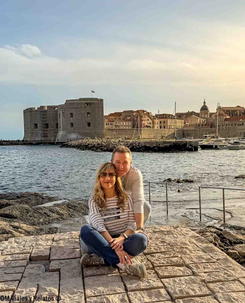 Foto en pareja descubriendo que ver en Dubrovnik en un día