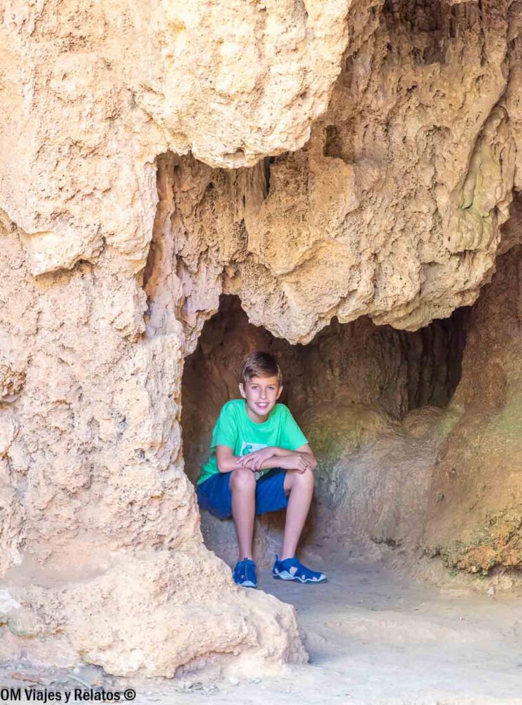Raúl sentado en el interior de una pequeña gruta de roca del Monasterio de Piedra, en Zaragoza