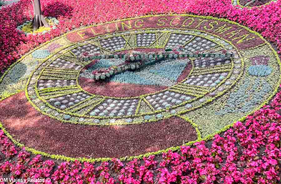 Reloj floral de Princes Street Gardens en Edimburgo, decorado con flores de temporada
