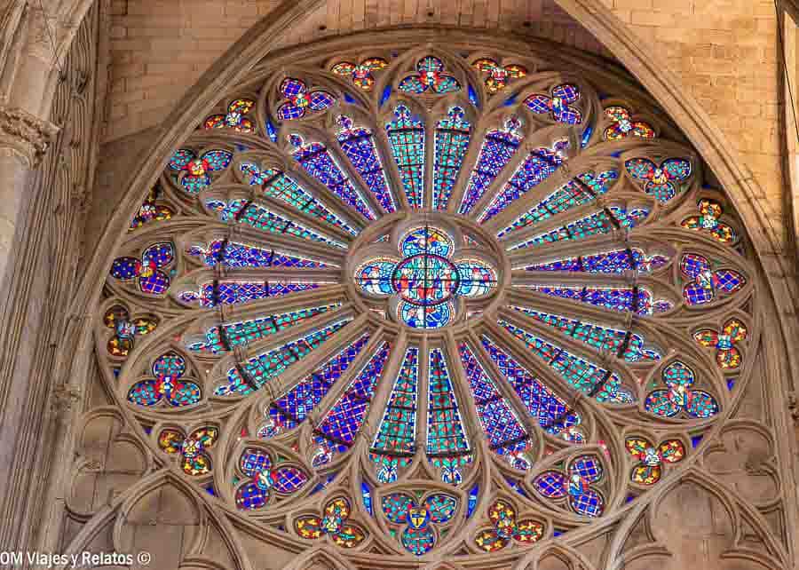 Rosetón de vidrieras de la Basílica de Saint-Nazaire en Carcassonne