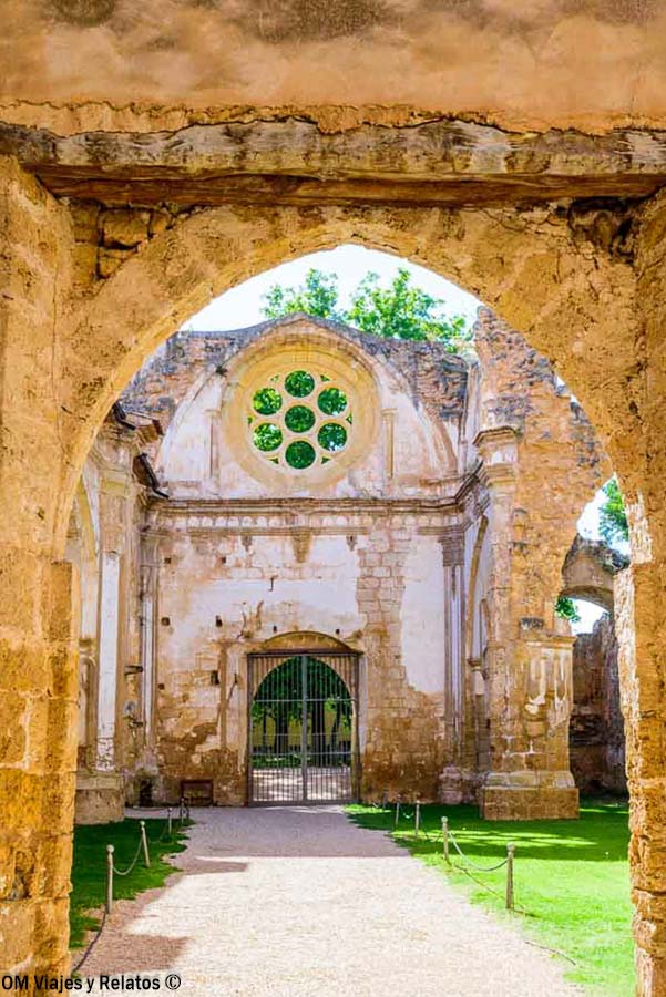 Rosetón gótico y entrada de la antigua iglesia abacial del Monasterio de Piedra, enmarcados por un arco de piedra