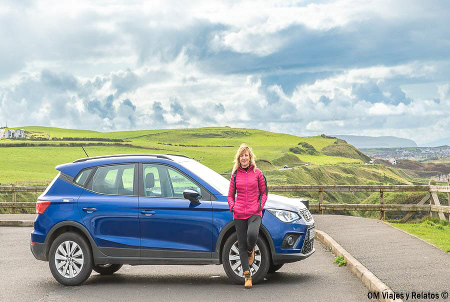 Foto mía junto a nuestro coche de alquiler durante la ruta por Irlanda en 7 días