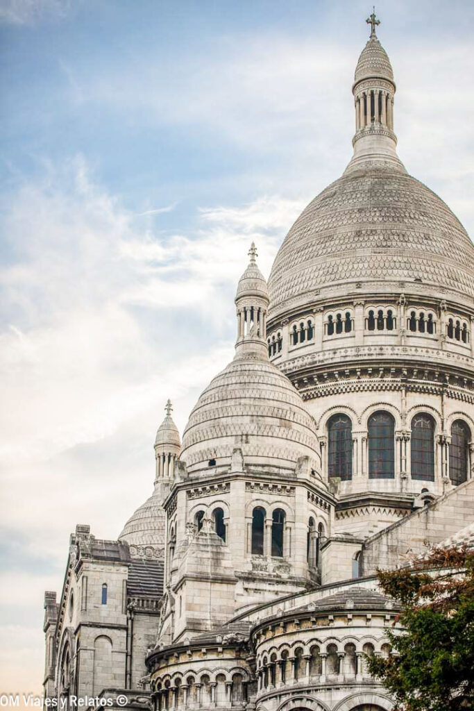 Detalle de las cúpulas blancas de la Basílica del Sacré-Cœur, uno de los monumentos más emblemáticos de Montmartre, París