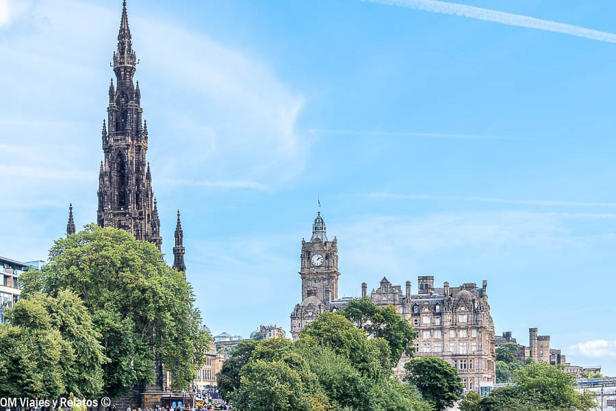 Scott Monument y torre del Hotel Balmoral entre los jardines de Princes Street en Edimburgo