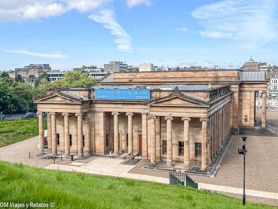 Scottish National Gallery en Edimburgo, junto a Princes Street Gardens