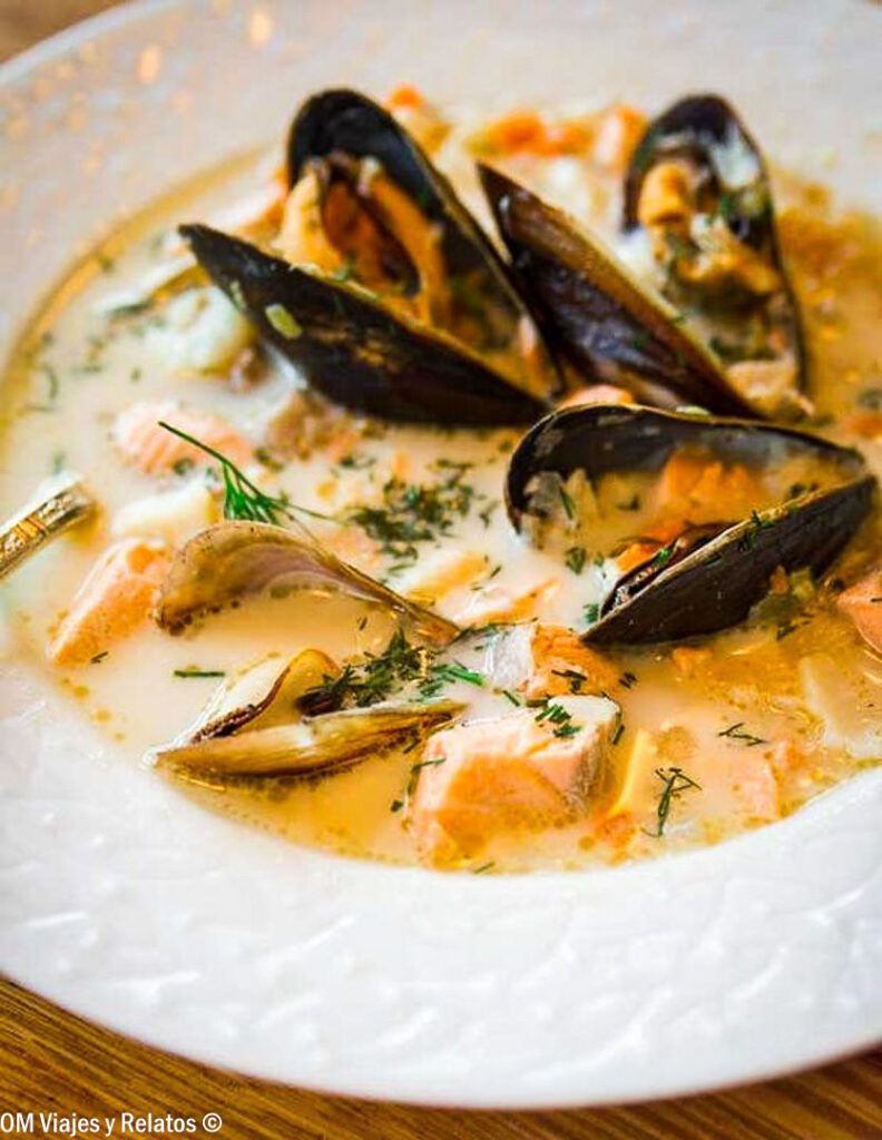 Sopa cremosa de pescado y marisco con mejillones y salmón servida en Edimburgo