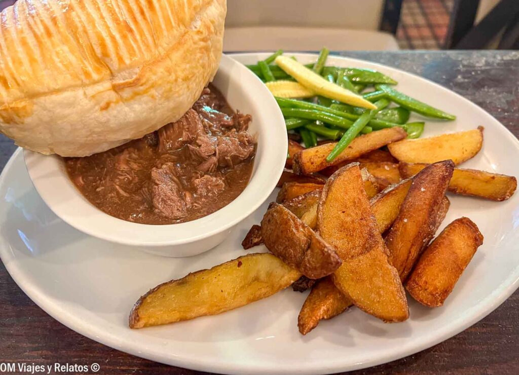 Steak pie escocés con patatas y verduras servido en un restaurante de Edimburgo