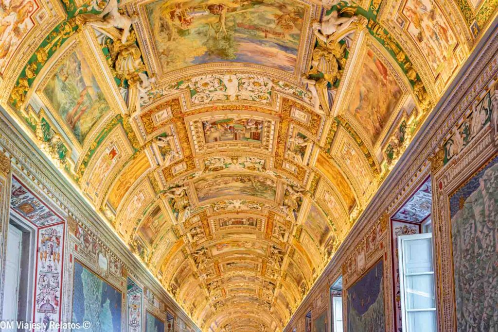 Bóveda decorada con frescos y detalles dorados de la Galería de los Mapas de los Museos Vaticanos