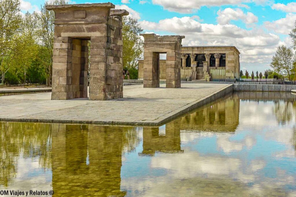 Templo de Debod de Madrid, con sus antiguas puertas de piedra reflejadas en el estanque que rodea el monumento egipcio