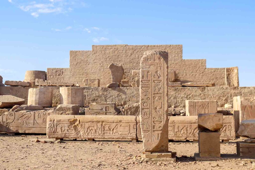 Restos del templo de Satet en la isla Elefantina, uno de los lugares que ver en Aswan