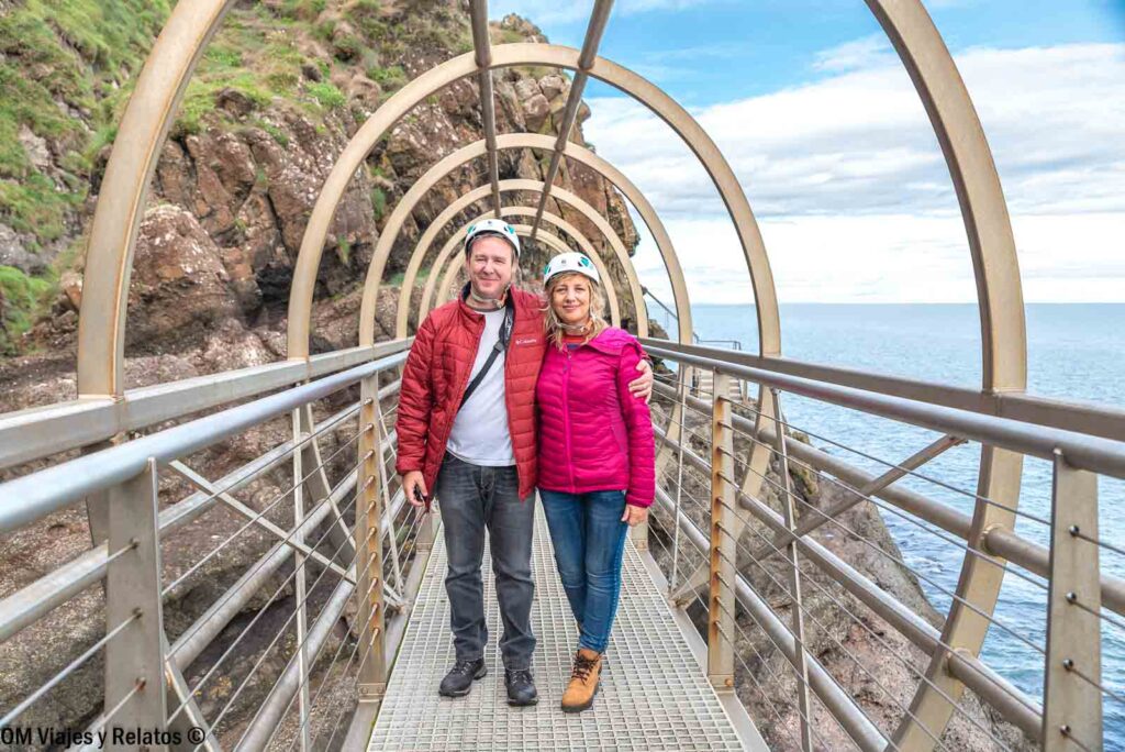 Foto nuestra en la visita a The Gobbins durante la ruta por Irlanda en 7 días
