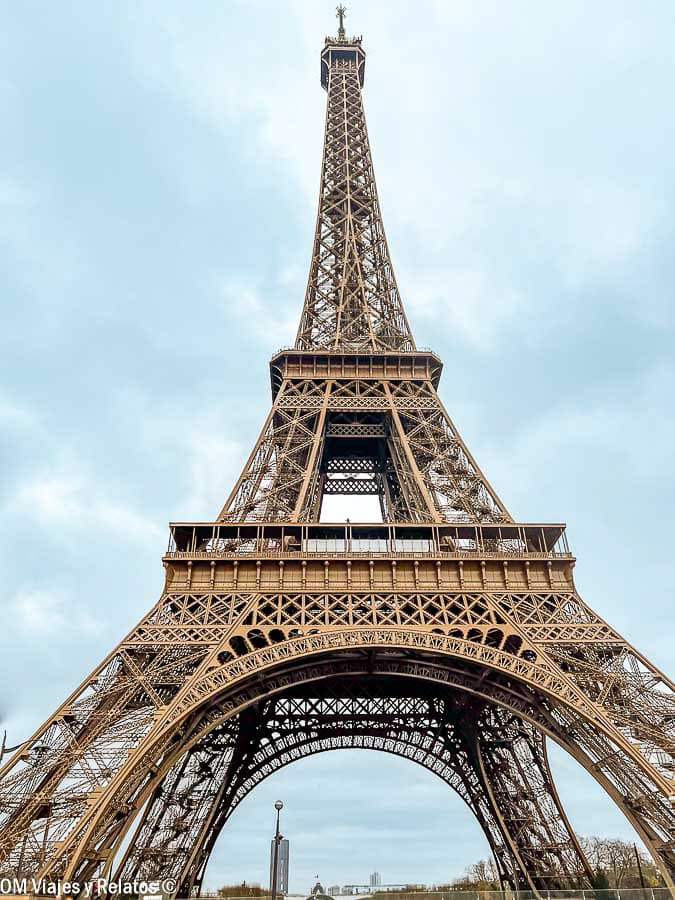 Vista de la Torre Eiffel desde su base, uno de los monumentos imprescindibles que ver en París en 3 días