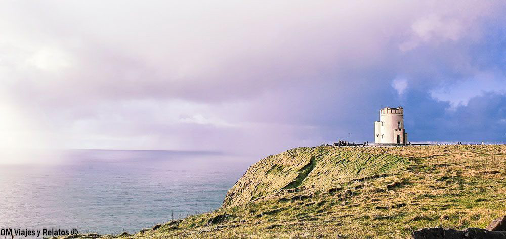 Torre O'Brien sobre los Acantilados de Moher, con vistas al océano