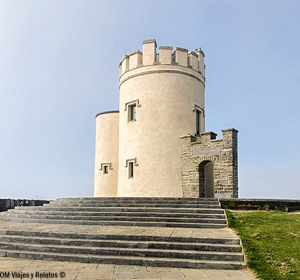 Primer plano de la Torre O'Brien, con su estructura circular, almenas y escalinata de piedra en los Acantilados de Moher