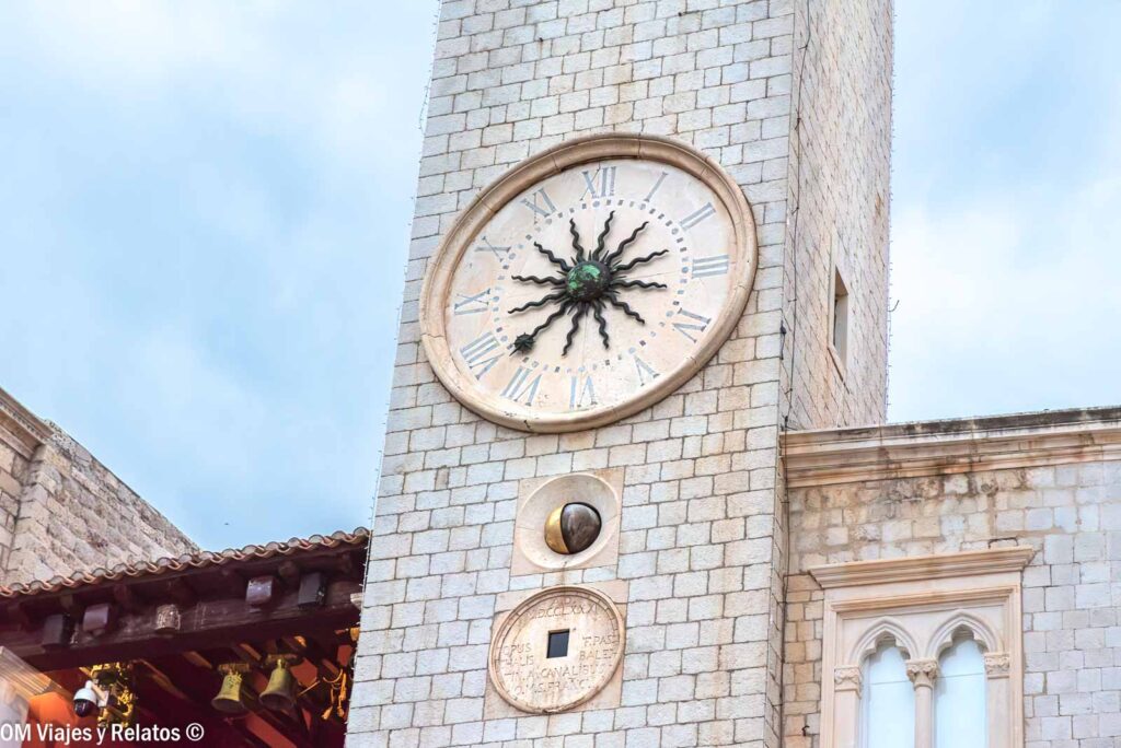 Torre del Reloj de Dubrovnik en la plaza Luža, en pleno casco histórico