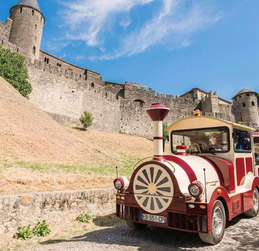 Tren turístico junto a las murallas de la Ciudadela de Carcassonne