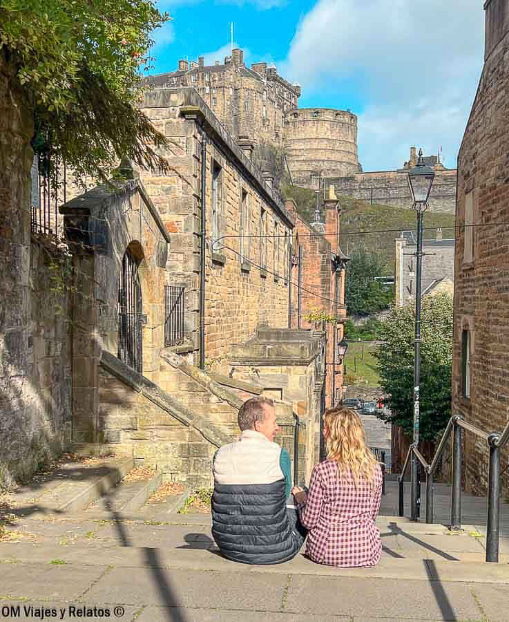 Foto nuestra de JC y mía en Vennel Steps con el Castillo de Edimburgo al fondo, uno de los imprescindibles que ver en Edimburgo en 3 días