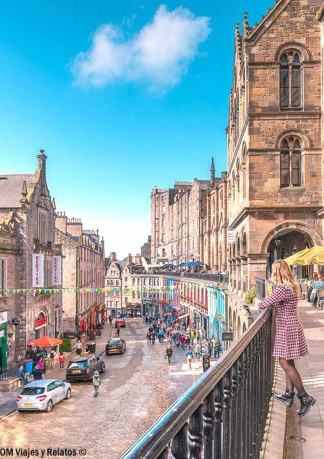 Una servidora contemplando Victoria Street y sus fachadas de colores en Edimburgo