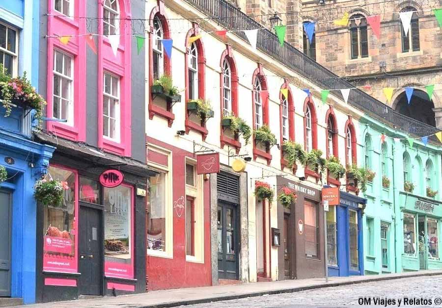 Fachadas de colores y tiendas de Victoria Street en Edimburgo