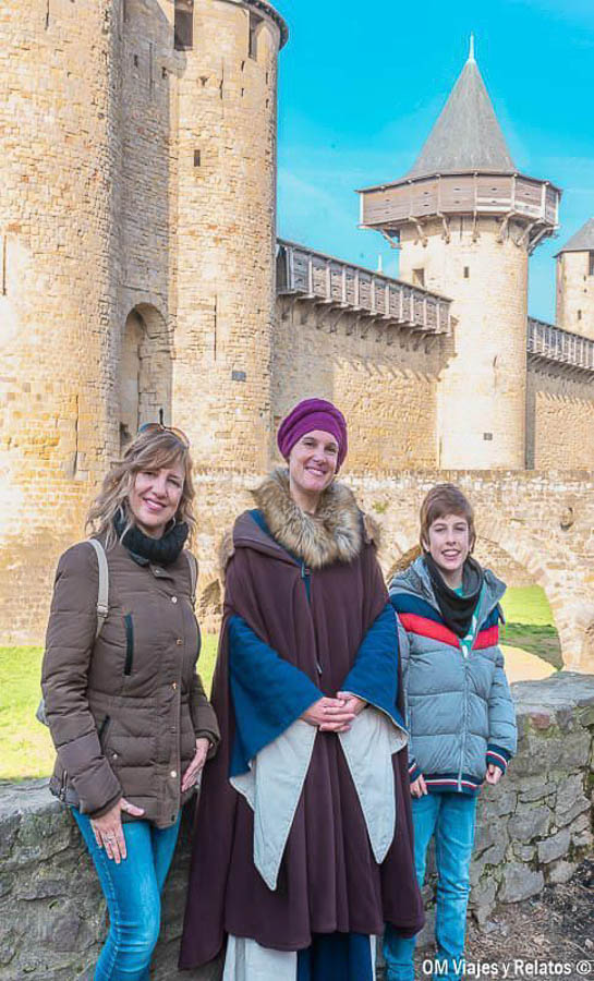 Yo y mi hijo junto a una recreación medieval frente a las murallas de Carcassonne