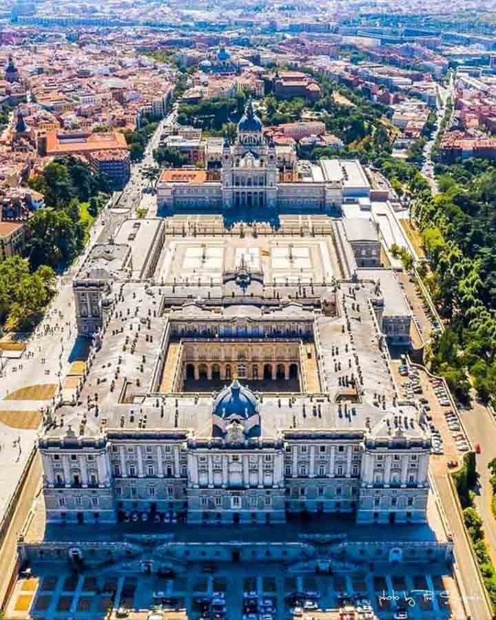Vista aérea del Palacio Real y la Catedral de la Almudena, dos lugares imprescindibles en una ruta por Madrid en 3 días