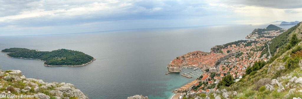 Vista panorámica de Dubrovnik y la isla de Lokrum desde el monte Srđ